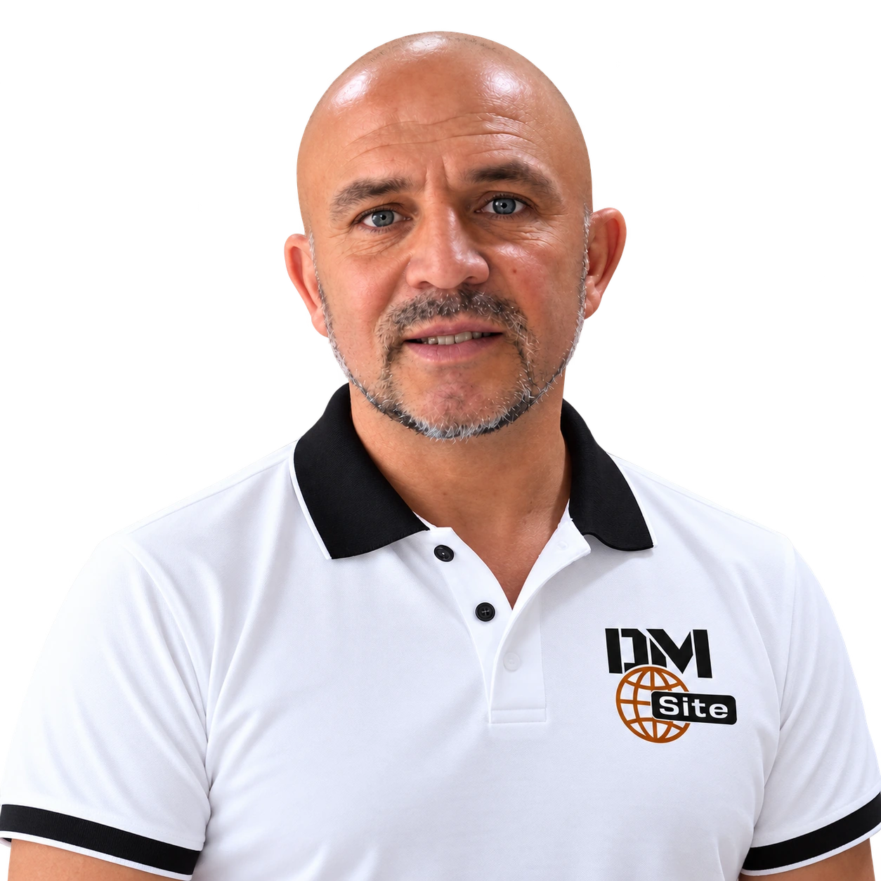 Portrait de Dominique, créateur de DMSite, en polo blanc et noir avec le logo de son entreprise